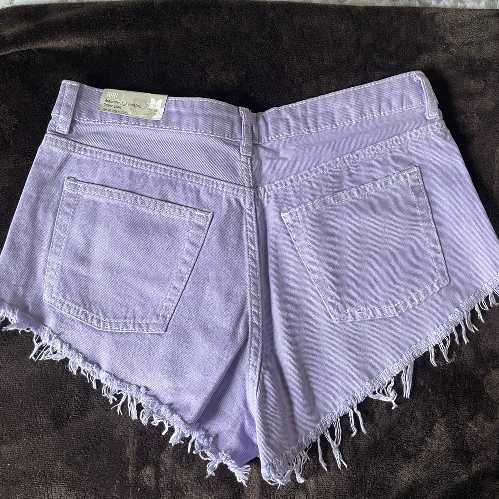 NWT Topshop Kiri Moto Shorts
Purple
Size 12
Cutoff/distressed hem - Picture 5 of 5